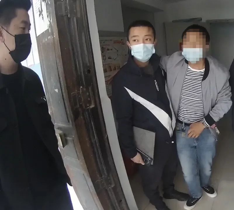 视频偷男子玩手机游戏违法吗_男孩偷玩手机_男子偷手机玩游戏视频