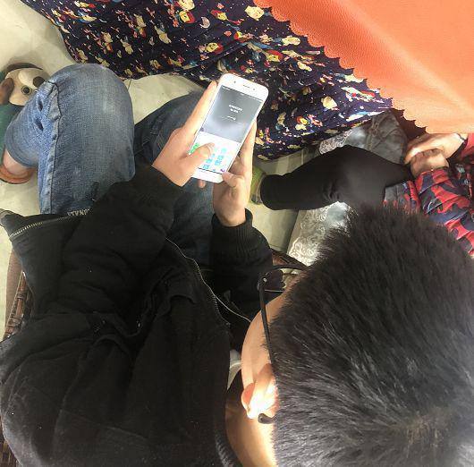 男孩玩手机游戏视频_男孩手机玩什么游戏_男孩玩手机游戏图片